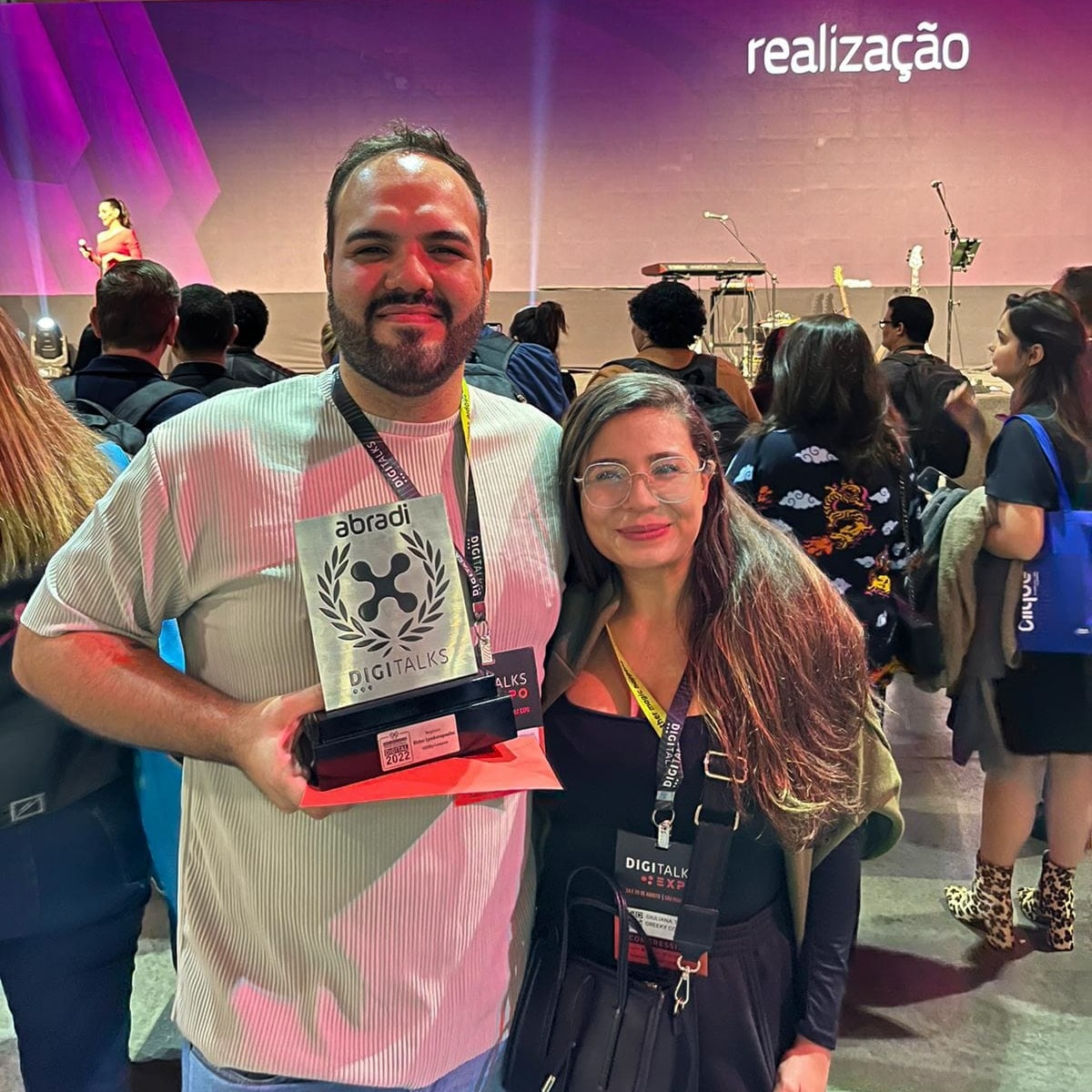 Victor Lymberopoulos e Giuliana no Prêmio ABRADI Digitalks 2022